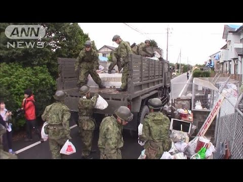 熊本地震:道路にあふれる災害ごみを自衛隊が撤去
