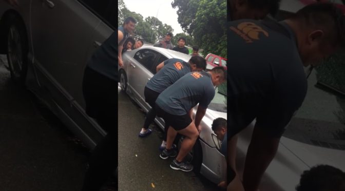 サンウルブズがパンクしスリップする事故車を助けたそうです