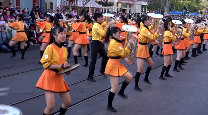 ディズニーランドのメインストリーで京都の立花高校グリーンバンドが行進