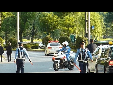 驚きの御料車列がドクターカーに進路を譲るって本当なんですね。